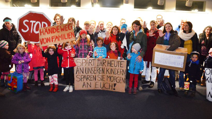 Protest-gegen-zu-hohe-Gebuehren-Eltern-u-6-