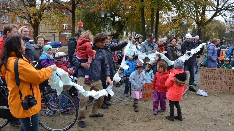 Windel-Flashmob-Wedel-Eltern-protestiern-2-